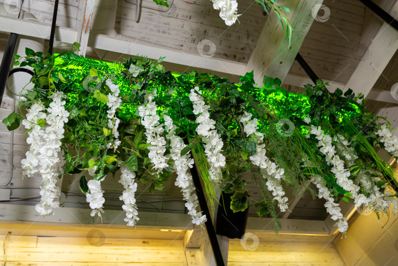 Скачать Внутреннее цветочное оформление потолка фотосток Ozero