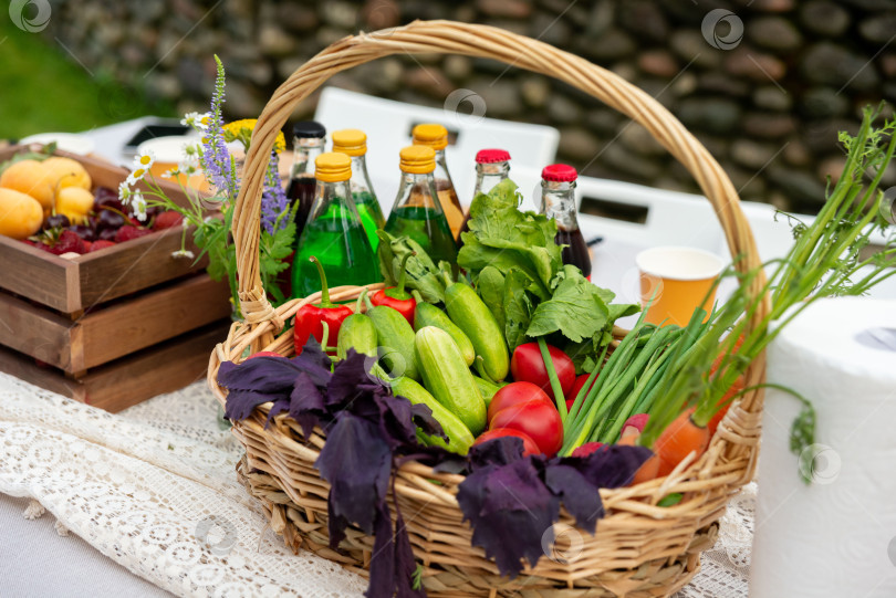 Скачать Свежие овощи и напитки на открытом воздухе фотосток Ozero