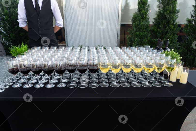 Скачать Элегантная композиция из бокалов для вина для торжественных мероприятий фотосток Ozero