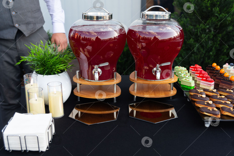 Скачать Открытая стойка для напитков с десертами фотосток Ozero