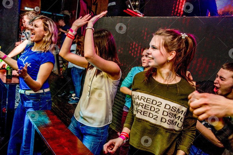 Скачать Шерегеш, Россия, 21 февраля 2017 года, Ночная вечеринка в клубе people dancing фотосток Ozero