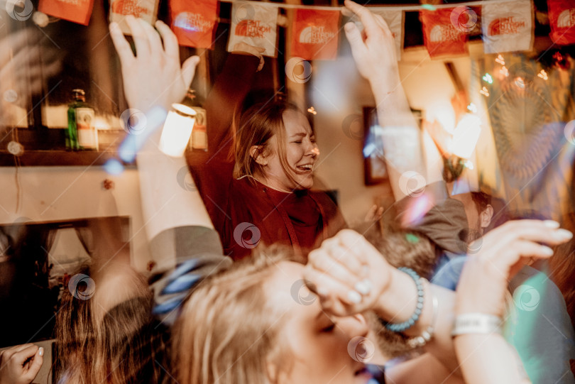 Скачать Шерегеш, Россия, 4 января 2021 года, Ночная вечеринка в клубе, люди танцуют в ночном клубе фотосток Ozero