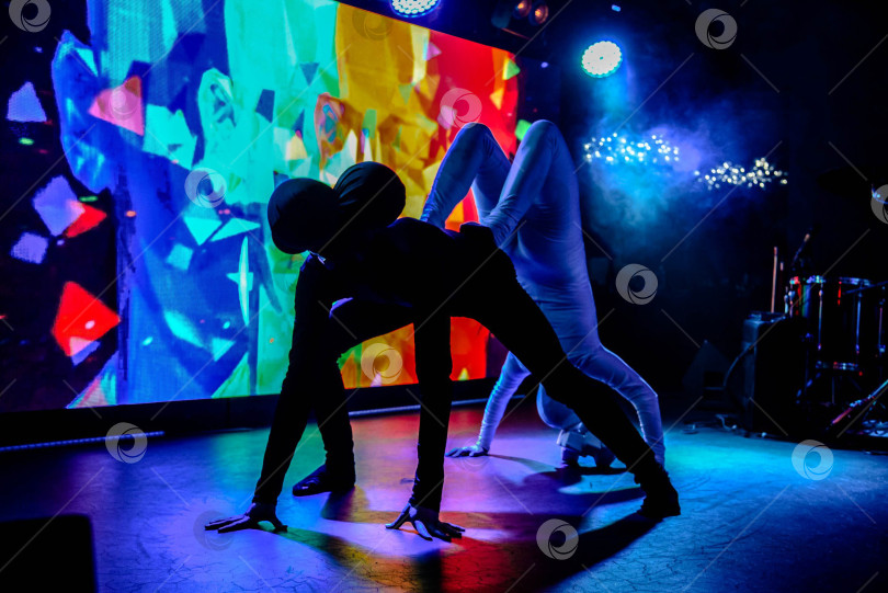 Скачать Красноярск, Россия, 31 мая 2017 года, Ночная вечеринка в клубе, люди танцуют в ночном клубе фотосток Ozero