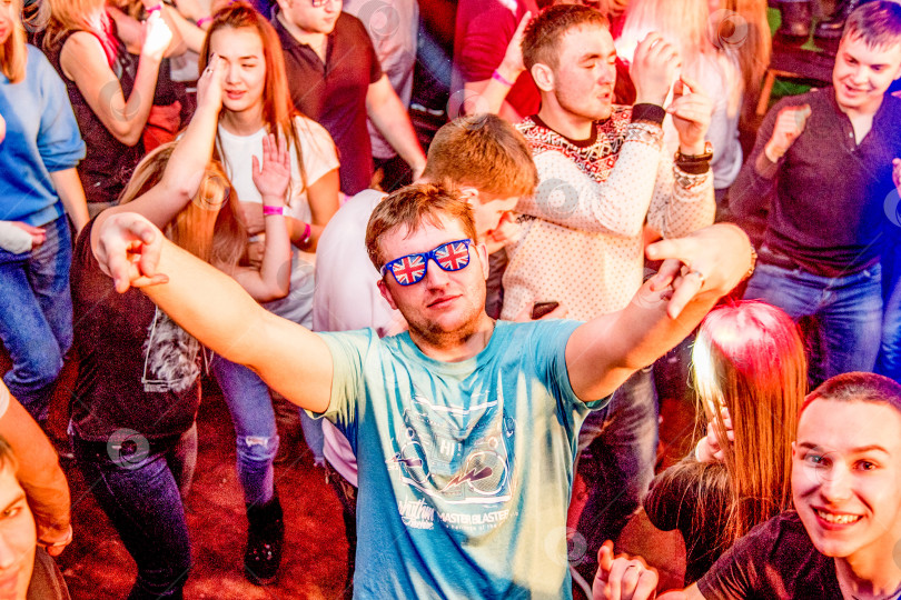 Скачать Шерегеш, Россия, 21 февраля 2017 года, Ночная вечеринка в клубе people dancing фотосток Ozero