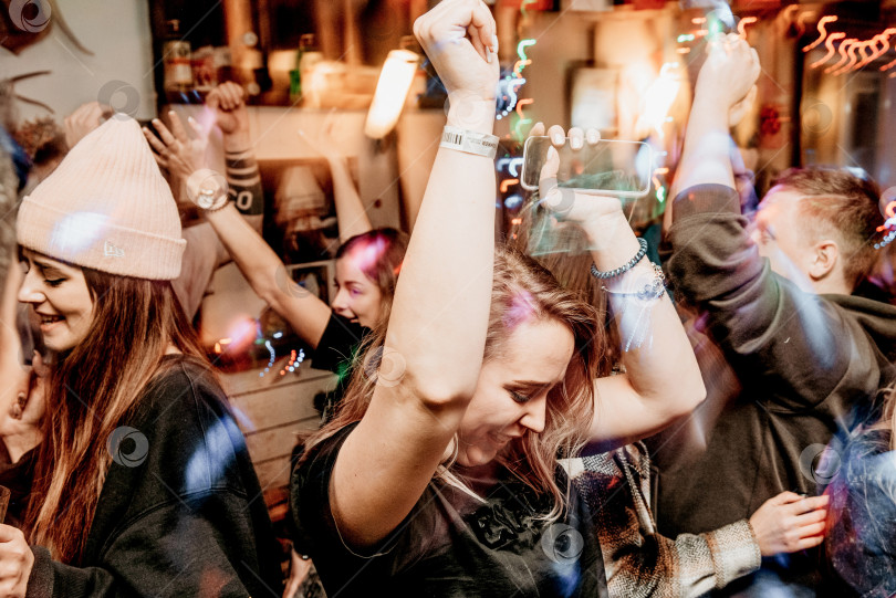 Скачать Шерегеш, Россия, 4 января 2021 года, Ночная вечеринка в клубе, люди танцуют в ночном клубе фотосток Ozero