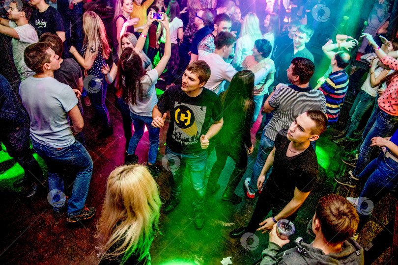 Скачать Шерегеш, Россия, 21 февраля 2017 года, Ночная вечеринка в клубе people dancing фотосток Ozero
