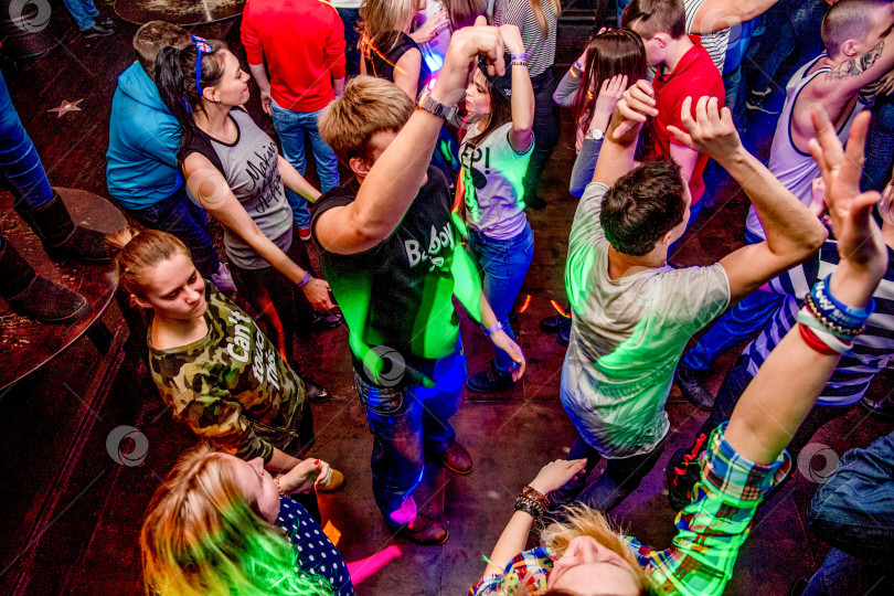 Скачать Шерегеш, Россия, 21 февраля 2017 года, Ночная вечеринка в клубе people dancing фотосток Ozero