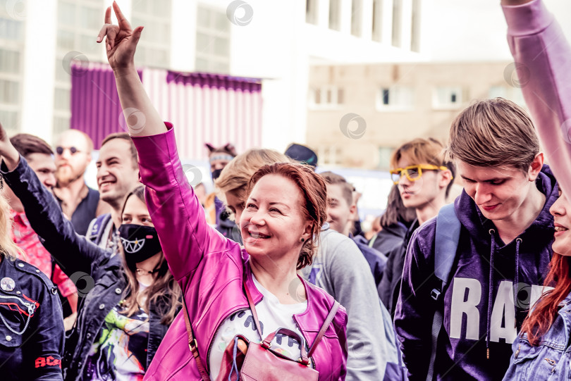 Скачать Санкт-Петербург, Россия, 10 июля 2018 года, Молодежь веселится на концерте под открытым небом фотосток Ozero