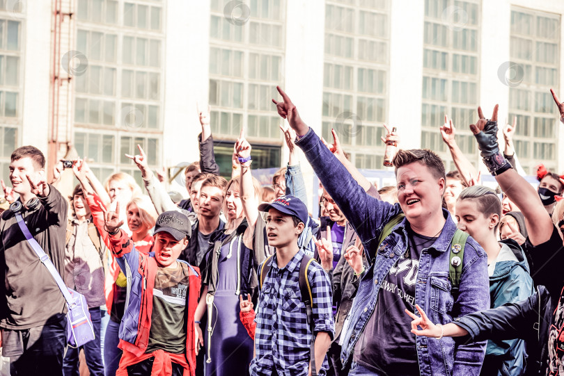 Скачать Санкт-Петербург, Россия, 10 июля 2018 года, Молодежь веселится на концерте под открытым небом фотосток Ozero