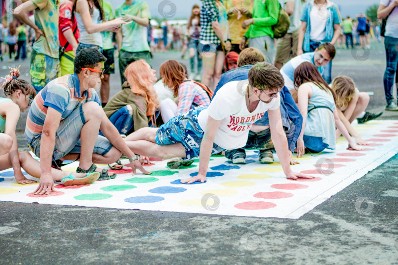 Скачать Красноярск, Россия, 10 июня 2015 года, Веселые люди летом играют в твистер на улице фотосток Ozero