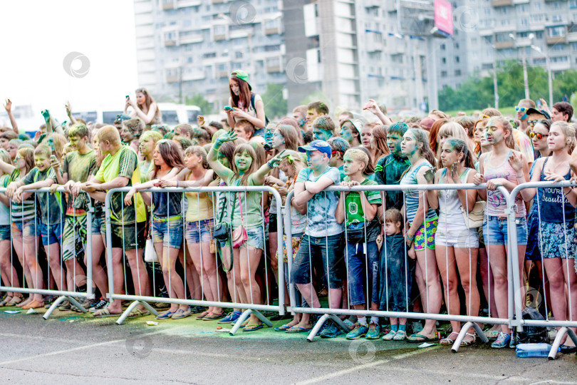 Скачать Красноярск, Россия, 10 июня 2015 года, молодежь развлекается на концерте под открытым небом фотосток Ozero
