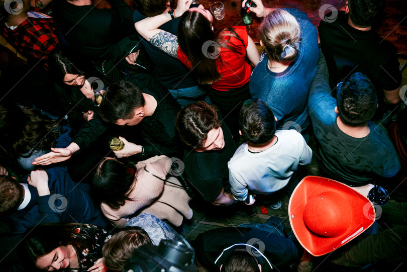 Скачать Санкт-Петербург, Россия, 2 февраля 2019 года, Ночная вечеринка в клубе people dance concert фотосток Ozero