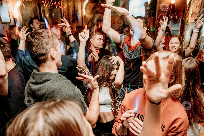 Скачать Шерегеш, Россия, 4 января 2021 года, Ночная вечеринка в клубе, люди танцуют в ночном клубе фотосток Ozero