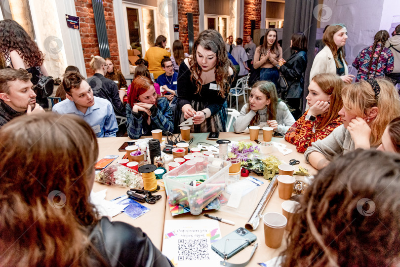 Скачать Санкт-Петербург, Россия, 19 марта 2022 года, Люди мастерят поделки из цветной бумаги фотосток Ozero