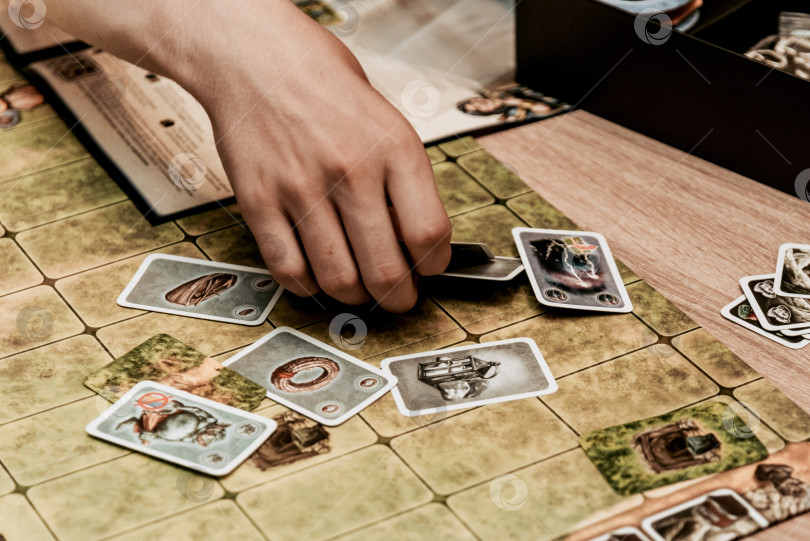 Скачать Санкт-Петербург, Россия, 18 июня 2021 года, Настольная игра с фишками и картами фотосток Ozero