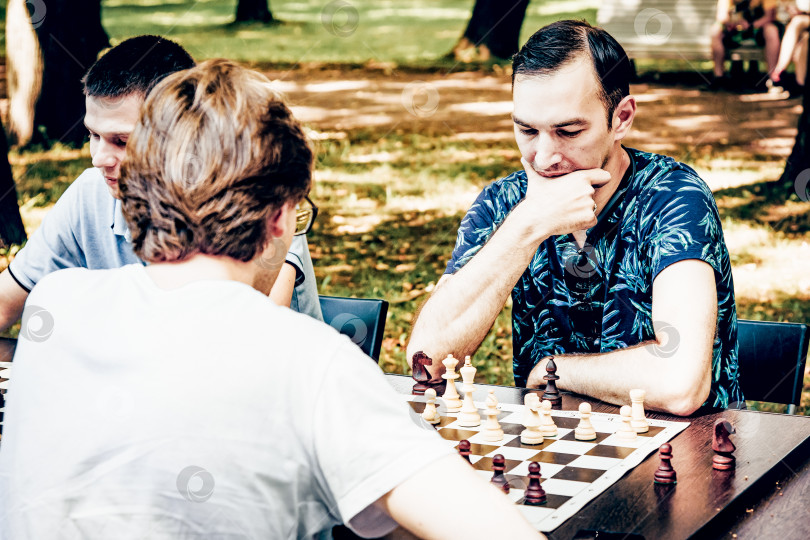 Скачать Санкт-Петербург, 27 июля 2019 года, летом люди играют в шахматы на улице фотосток Ozero