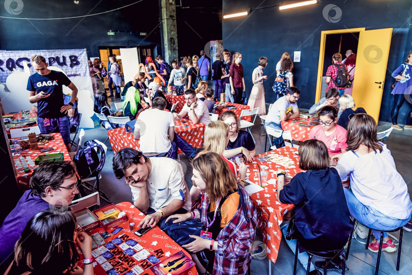 Скачать Санкт-Петербург, Россия, 12 мая 2019 года, Фишки и карты для настольных игр, компания по организации вечеринок фотосток Ozero