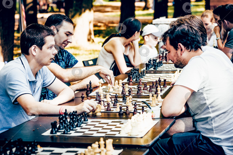 Скачать Санкт-Петербург, 27 июля 2019 года, летом люди играют в шахматы на улице фотосток Ozero
