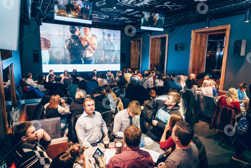 Скачать Санкт-Петербург, Россия, 27 сентября 2019 года, команды людей играют в викторину в баре фотосток Ozero