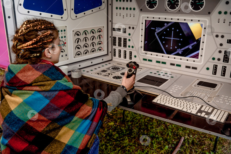 Скачать Санкт-Петербург, Россия, 7 июля 2019 года, Женщина-геймер играет в игру с джойстиком фотосток Ozero