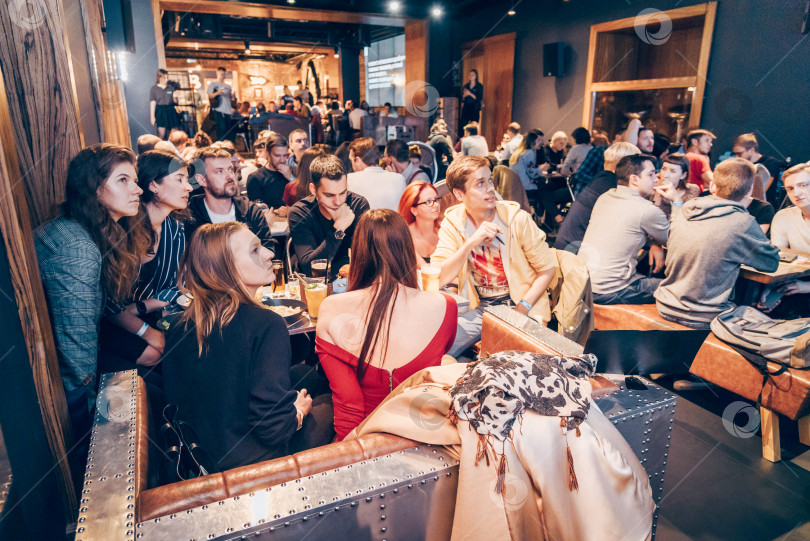 Скачать Санкт-Петербург, Россия, 27 сентября 2019 года, команды людей играют в викторину в баре фотосток Ozero