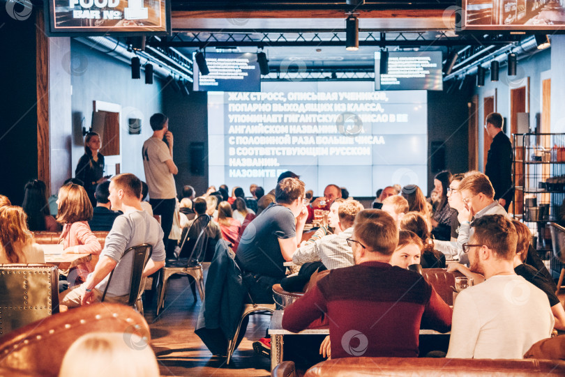 Скачать Санкт-Петербург, Россия, 27 сентября 2019 года, команды людей играют в викторину в баре фотосток Ozero