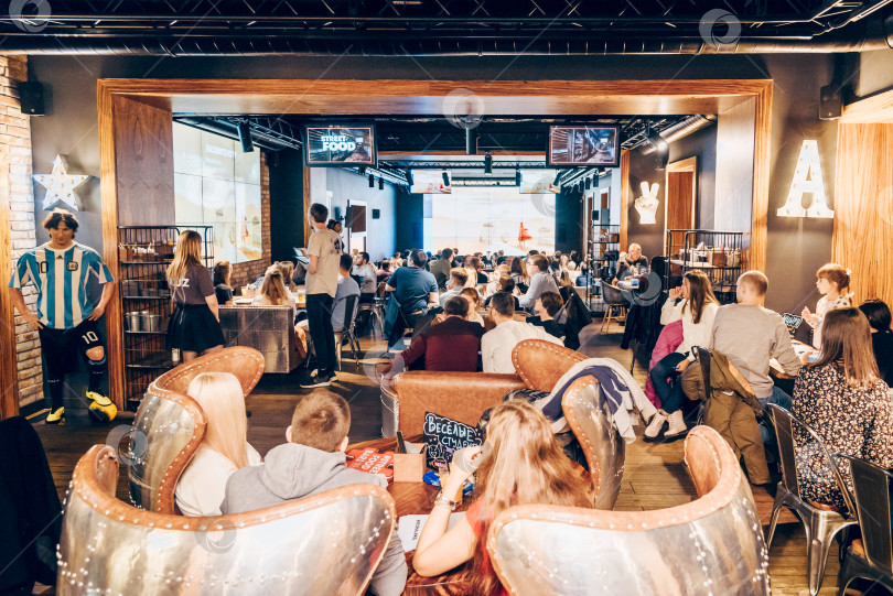 Скачать Санкт-Петербург, Россия, 27 сентября 2019 года, команды людей играют в викторину в баре фотосток Ozero