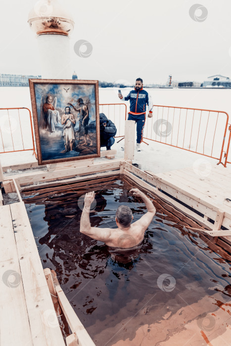 Скачать Санкт-Петербург, Россия, 19 января 2022 года, люди окунаются в купель на православное Крещение фотосток Ozero
