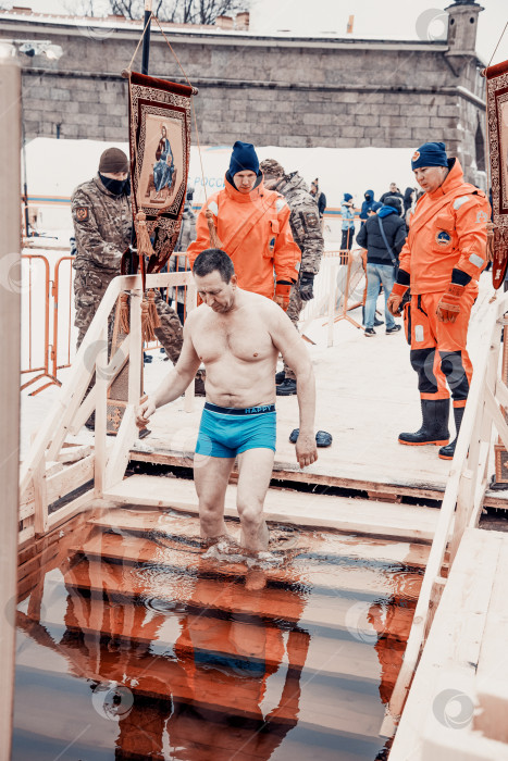Скачать Санкт-Петербург, Россия, 19 января 2022 года, люди окунаются в купель на православное Крещение фотосток Ozero
