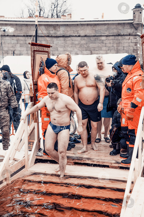 Скачать Санкт-Петербург, Россия, 19 января 2022 года, люди окунаются в купель на православное Крещение фотосток Ozero