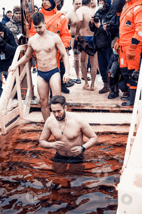 Скачать Санкт-Петербург, Россия, 19 января 2022 года, люди окунаются в купель на православное Крещение фотосток Ozero