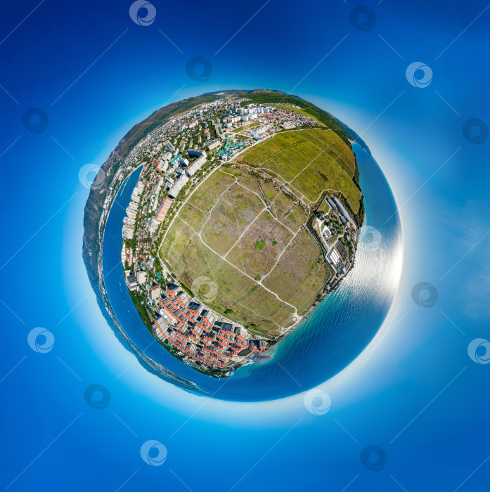 Скачать Панорама курорта Геленджик в солнечный день. Геленджикская бухта, маяк слева и вход в бухту. На заднем плане Кавказские горы. Вид с высоты птичьего полета фотосток Ozero