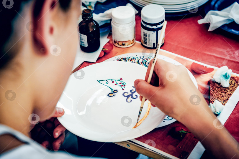 Скачать Санкт-Петербург, Россия, 27 июля 2019 года, Фарфоровая тарелка с рисунком человека фотосток Ozero