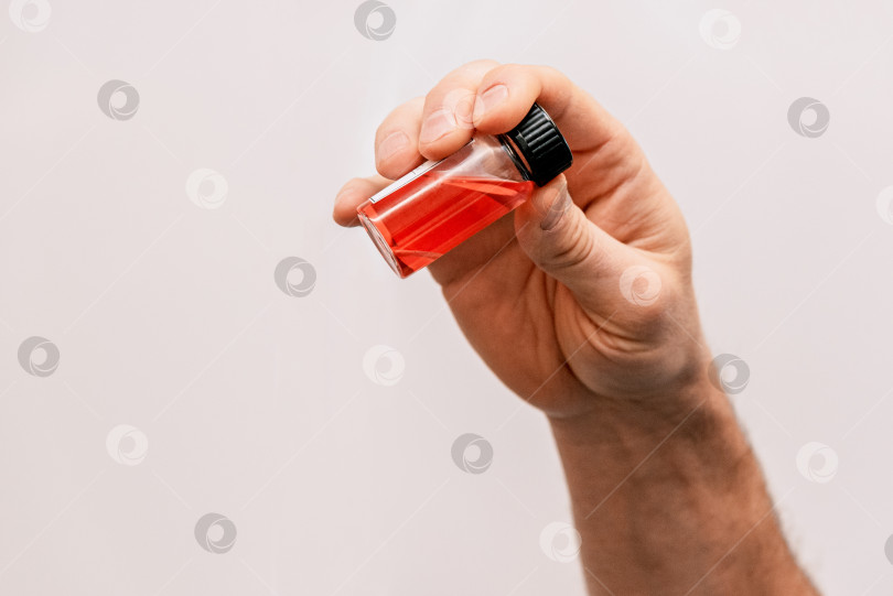 Скачать Ручная прозрачная баночка с Красной Медицинской жидкостью, макет для косметического средства по уходу фотосток Ozero