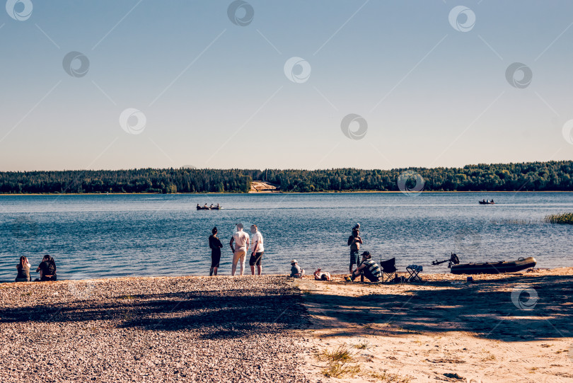Скачать Санкт-Петербург, Россия, 13 июня 2020 года, Люди прогуливаются по побережью Балтийского моря фотосток Ozero