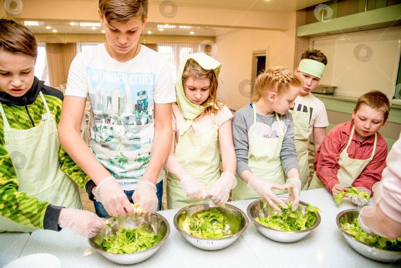 Скачать Красноярск, Россия, 23 апреля 2017 года, Дети готовят салат в ресторане "кухня" фотосток Ozero