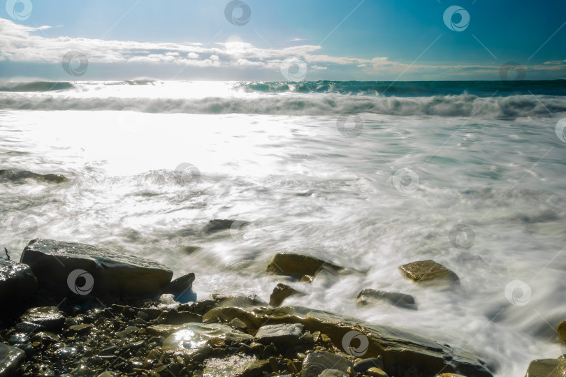 Скачать Курорт Кабардинка. Черное море. Большие штормовые волны изумрудного цвета накатывают на берег. Множество брызг и пены фотосток Ozero