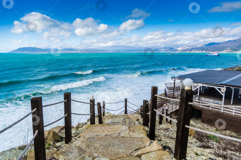 Скачать Курорт Кабардинка. Каменные ступени ведут к Черному морю. На горизонте порт Новороссийск и горы Квазаз фотосток Ozero