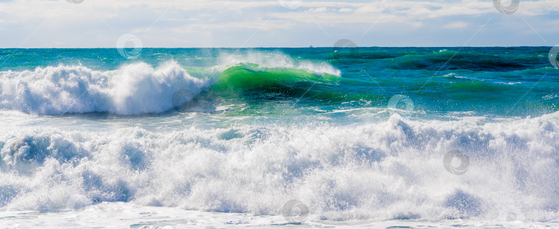 Скачать Курорт Кабардинка. Черное море. Большие штормовые волны изумрудного цвета накатывают на берег. Множество брызг и пены фотосток Ozero