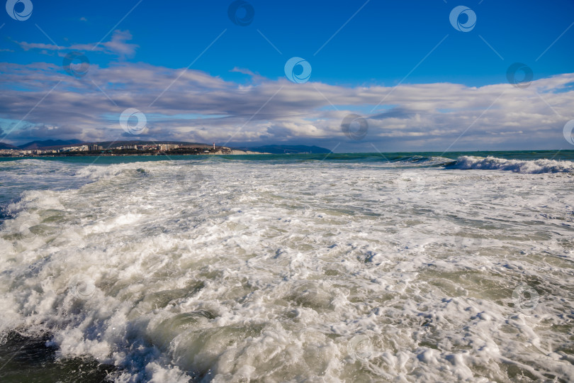 Скачать Курорт Геленджик. Большие зеленые штормовые волны накатывают на фоне Геленджикского маяка. Маяк стоит на высоком утесе фотосток Ozero