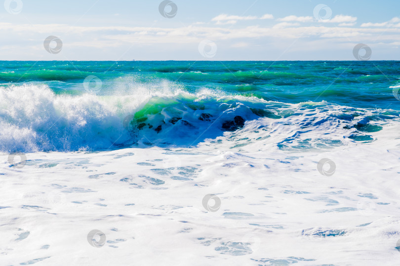 Скачать Курорт Кабардинка. Черное море. Большие штормовые волны изумрудного цвета накатывают на берег. Множество брызг и пены фотосток Ozero