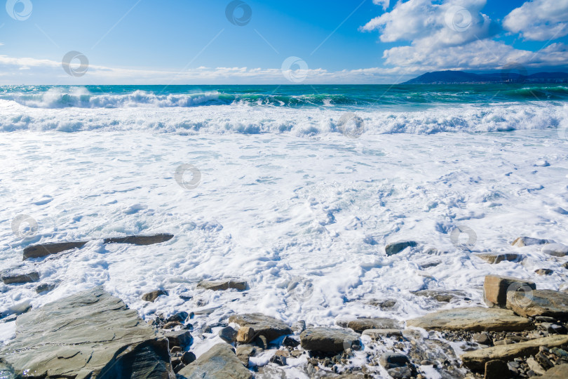 Скачать Курорт Кабардинка. Черное море. Большие штормовые волны изумрудного цвета накатывают на берег. Множество брызг и пены фотосток Ozero