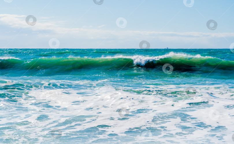 Скачать Курорт Кабардинка. Черное море. Большие штормовые волны изумрудного цвета накатывают на берег. Множество брызг и пены фотосток Ozero