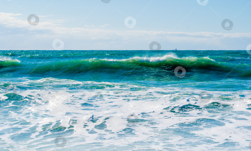 Скачать Курорт Кабардинка. Черное море. Большие штормовые волны изумрудного цвета накатывают на берег. Множество брызг и пены фотосток Ozero