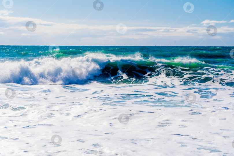 Скачать Курорт Кабардинка. Черное море. Большие штормовые волны изумрудного цвета накатывают на берег. Множество брызг и пены фотосток Ozero