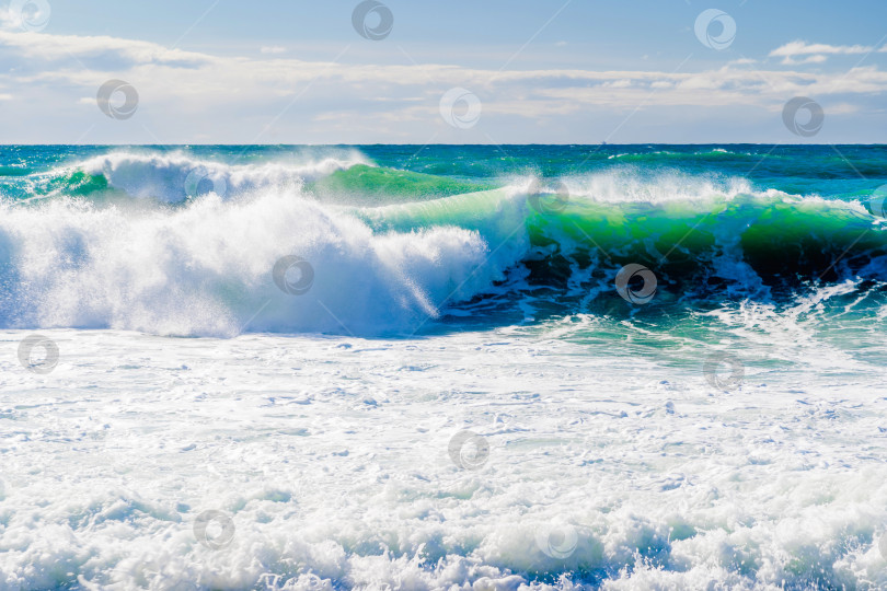 Скачать Курорт Кабардинка. Черное море. Большие штормовые волны изумрудного цвета накатывают на берег. Множество брызг и пены фотосток Ozero
