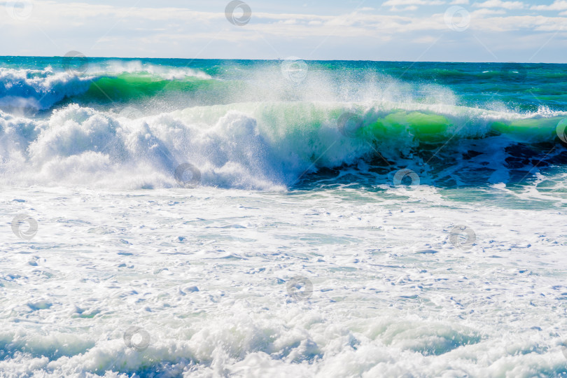 Скачать Курорт Кабардинка. Черное море. Большие штормовые волны изумрудного цвета накатывают на берег. Множество брызг и пены фотосток Ozero