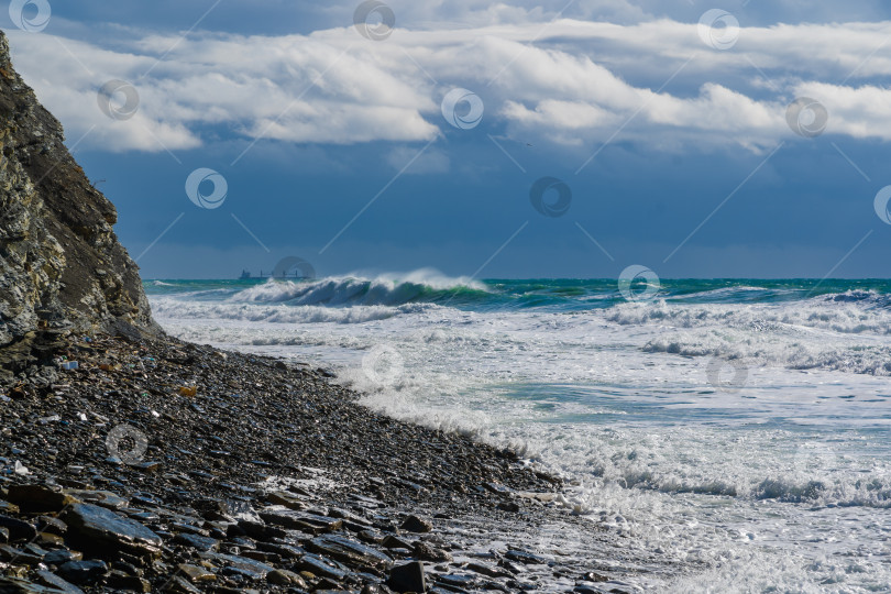 Скачать Курорт Кабардинка. Штормовые волны разбиваются о крутые скалы. Корабли на горизонте фотосток Ozero