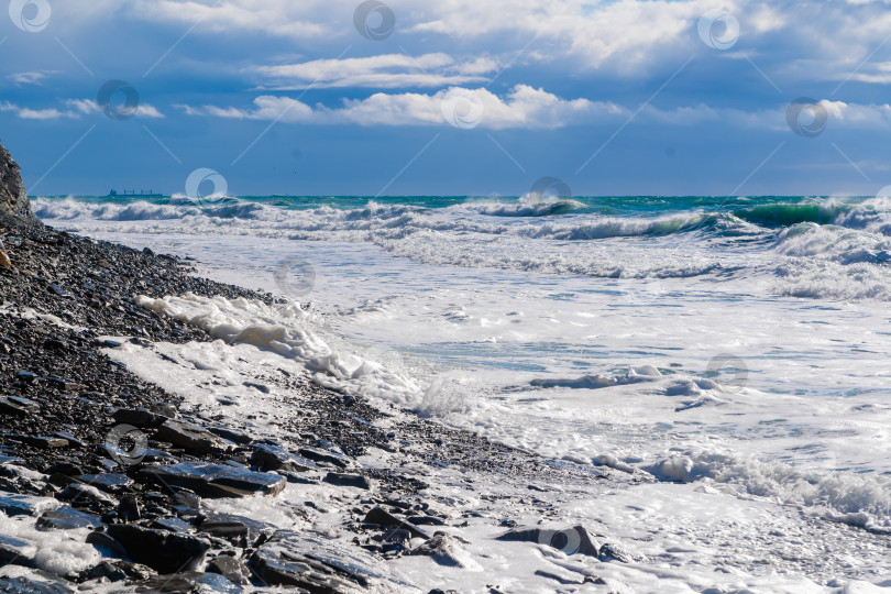 Скачать Курорт Кабардинка. Черное море. Большие штормовые волны изумрудного цвета накатывают на берег. Множество брызг и пены фотосток Ozero