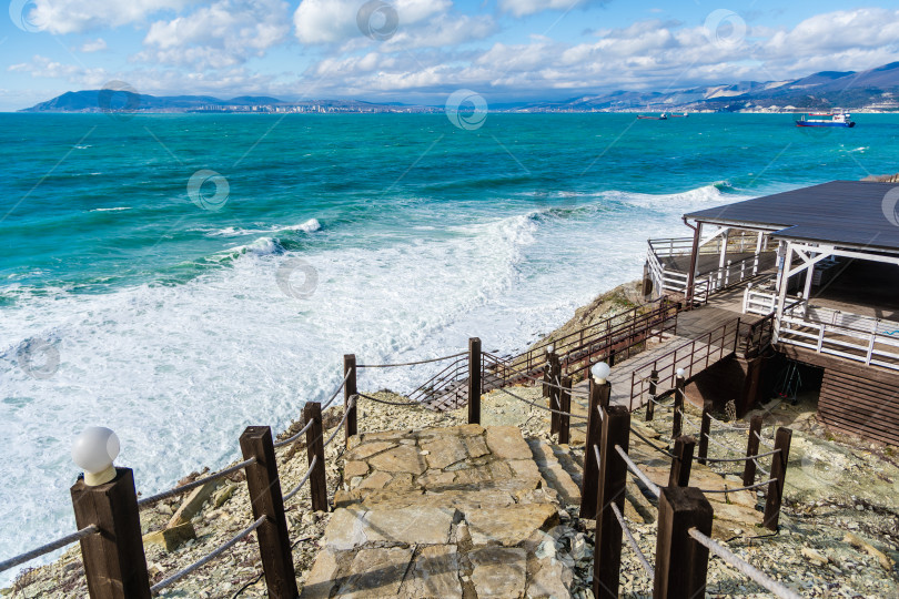 Скачать Курорт Кабардинка. Каменные ступени ведут к Черному морю. На горизонте порт Новороссийск и горы Квазаз фотосток Ozero